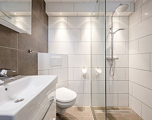 Stilvolles Badezimmer im Ferienhaus Gortersmient 302, De Dennen, Texel mit moderner Dusche.