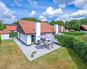 Ferienhaus Gortersmient 302 in De Dennen, Texel mit groem Garten und Terrasse.