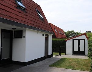 Eingang zum Ferienhaus Gortersmient 302 in De Dennen, Texel mit Nebengebude.