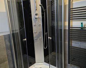 Luxury shower cabin in Helianthus vacation home, De Dennen, Texel for refreshing shower.