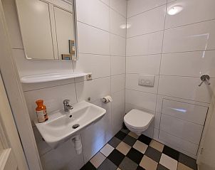 Modern bathroom in Boszicht vacation home in De Dennen, Texel with white tiles.