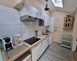 Fully equipped kitchen in Boszicht vacation home, De Dennen, Texel with modern appliances.