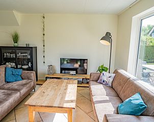 Gemtliches Wohnzimmer im Ferienhaus 't Hoogelandt 134, De Dennen, Texel mit bequemen Sofas.