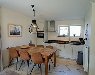 Moderne Kche im Ferienhaus 't Hoogelandt 134, De Dennen, Texel mit Essecke.