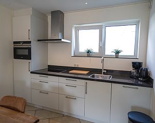 Funktionelle Kche im Ferienhaus 't Hoogelandt 134, De Dennen, Texel mit schlichter Einrichtung.