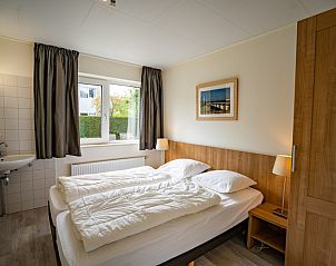 Gemtliches Schlafzimmer im Ferienhaus 't Hoogelandt 134, De Dennen, Texel mit natrlichem Licht.