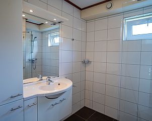 Modernes Badezimmer im Ferienhaus 't Hoogelandt 134, De Dennen, Texel mit groer Dusche.