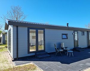 Entspannen Sie sich auf der Terrasse des Vakantiepark de Bremakker - Bosveld 146, einem idyllischen Ferienhaus in De Dennen, Texel.