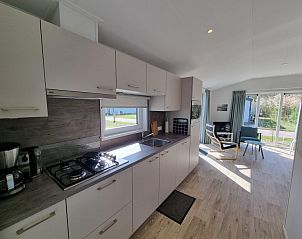 Moderne Kche im Vakantiepark de Bremakker - Bosveld 146, einem komfortablen Ferienhaus in De Dennen, Texel.
