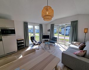 Helles Wohnzimmer mit Blick auf die Natur im Vakantiepark de Bremakker - Bosveld 146, Texel.