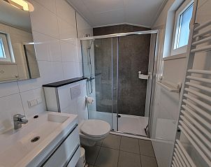 Modernes Badezimmer im Vakantiepark de Bremakker - Bosveld 146, einem Luxus-Ferienhaus in De Dennen, Texel.