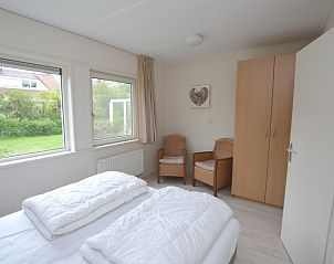 Schlafzimmer mit Einzelbetten im Ferienhaus Tempelierweg - Kogermient 11, De Dennen, Texel.