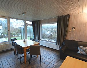 Speisesaal mit Blick auf den Garten im Tempelierweg 37, De Dennen, Texel fr gemtliche Mahlzeiten.