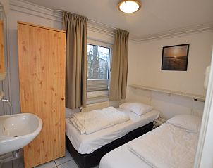 Schlafzimmer mit zwei Betten im Tempelierweg 37, De Dennen, Texel fr eine erholsame Nacht.