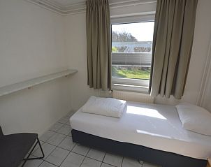 Helles Schlafzimmer im Ferienhaus Tempelierweg 37, De Dennen, Texel mit groem Fenster und bequemem Bett.