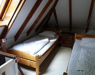 Zolder slaapkamer met twee eenpersoonsbedden in Bollenveld - de Iris, vakantiehuis in De Dennen, Texel.