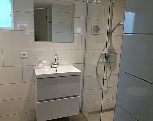 Stijlvolle badkamer in Bollenveld - de Iris, vakantiehuis in De Dennen, Texel met moderne douche.