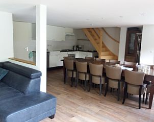 Gemtlicher Innenbereich des Ferienhauses Bollenveld - de Tulp in De Dennen, Texel mit groem Esstisch.