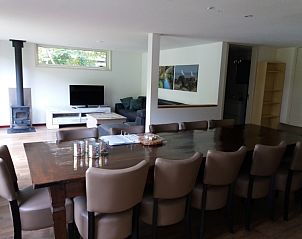 Wohnzimmer mit Holzofen in Bollenveld - das Tulip-Ferienhaus in De Dennen, Texel fr einen stimmungsvollen Aufenthalt.