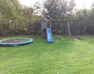 Spielplatz mit Rutsche im Garten des Ferienhauses Bollenveld - de Tulp in De Dennen, Texel.