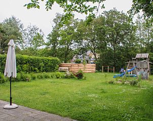 Groer Garten im Ferienhaus Bollenveld - de Tulp in De Dennen, Texel, mit viel Grn und Spielgerten.