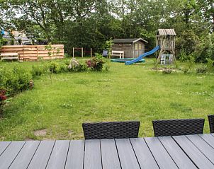 Blick vom Garten des Ferienhauses Bollenveld - de Tulp in De Dennen, Texel mit Spielplatz.