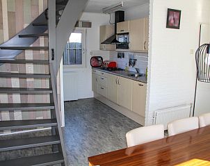 Moderne Kche im Ferienhaus Ekster, De Dennen, Texel, komplett ausgestattet fr komfortables Kochen auf den Watteninseln.