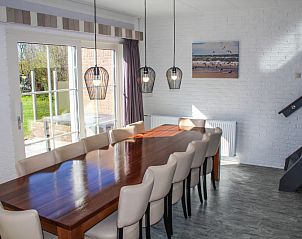 Gerumiges Esszimmer mit Blick auf den Garten im Ferienhaus Ekster, De Dennen, Texel, ideal fr einen Familienurlaub auf den Watteninseln.