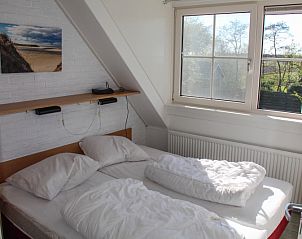 Helles Schlafzimmer mit Aussicht im Ferienhaus Ekster, De Dennen, Texel, ideal fr Entspannung auf den Watteninseln.