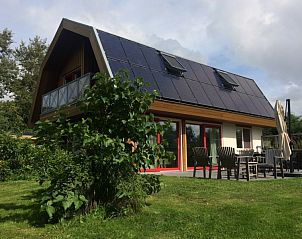 Vijverhof vakantiehuis Texel met moderne architectuur en zonnig terras in De Dennen.