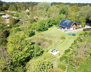 Luchtfoto van Vijverhof vakantiehuis in De Dennen, Texel, te midden van weelderige natuur.