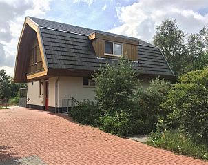 Vooraanzicht van Vijverhof vakantiewoning in De Dennen, Texel met moderne dakconstructie.