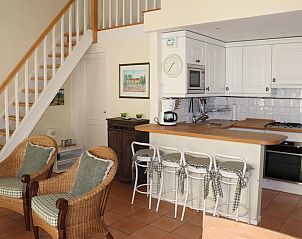 Moderne keuken met bar in Vakantiehuis Gortersmient 264, De Dennen, Texel.