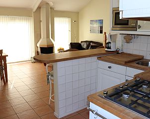 Keuken en woonkamer met open haard in Vakantiehuis Gortersmient 264, De Dennen, Texel.