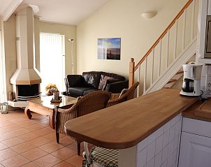 Zithoek met leren bank in Vakantiehuis Gortersmient 264, De Dennen, Texel.