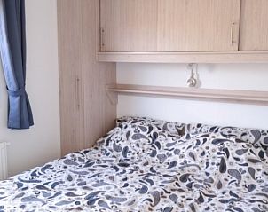 Vakantiepark de Bremakker, Texel: Attractive bedroom with double bed in vacation home De Dennen.