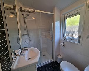Vakantiepark de Bremakker, Texel: Modern bathroom with shower in vacation home De Dennen.