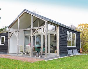 Bungalowpark Oud Vredelust - Zeeskuum in De Dennen, Texel with modern veranda and garden