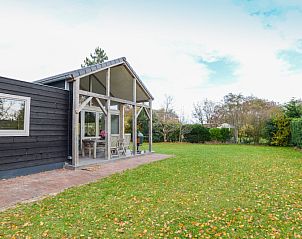 Spacious garden at Bungalowpark Oud Vredelust - Zeeskuum, vacation home in De Dennen, Texel