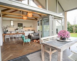 Open living space with garden view in Bungalowpark Oud Vredelust - Zeeskuum, Texel