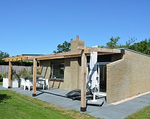 Genieen Sie die sonnige Veranda im Bungalowpark 't Luwe Land - Bungalow 13c in De Dennen, Texel, fr einen entspannten Urlaub.