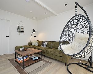 Stilvolles Wohnzimmer mit Hngesessel im Bungalowpark 't Luwe Land - Bungalow 13c, De Dennen, Texel, perfekt zum Entspannen.