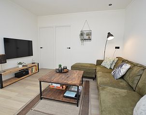 Komfortable Sitzecke mit moderner Einrichtung im Bungalowpark 't Luwe Land - Bungalow 13c, De Dennen, Texel, fr einen gemtlichen Aufenthalt.