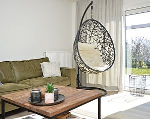 Helles Wohnzimmer mit Blick auf den Garten im Bungalowpark 't Luwe Land - Bungalow 13c, De Dennen, Texel, fr eine entspannte Atmosphre.