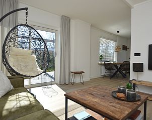 Offener Wohn- und Essbereich im Bungalowpark 't Luwe Land - Bungalow 13c, De Dennen, Texel, ideal fr Familien- und Freundestreffen.