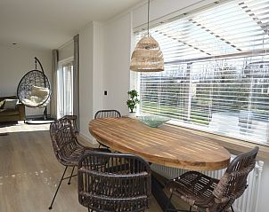 Essecke mit Holztisch und Blick auf die Natur im Bungalowpark 't Luwe Land - Bungalow 13c, De Dennen, Texel, fr gemtliche Mahlzeiten.
