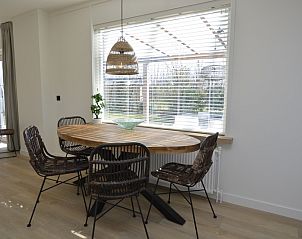 Gemtliches Esszimmer mit viel Licht im Bungalowpark 't Luwe Land - Bungalow 13c, De Dennen, Texel, ideal fr lange Abendessen.