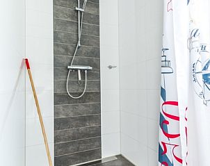 Stylish shower in Holiday home the Pearl 190, De Dennen, Texel, with modern tile finish.