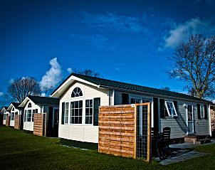 Vacation park De Koorn-aar Type F chalets in De Dennen on Texel, with sunny terraces and green surroundings.