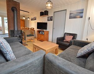 Innenraum des Ferienhauses de Parel 206 mit Holzofen, Texel.